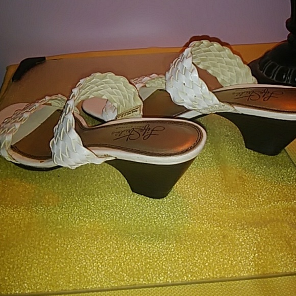 Woman's Shoes - Picture 4 of 5